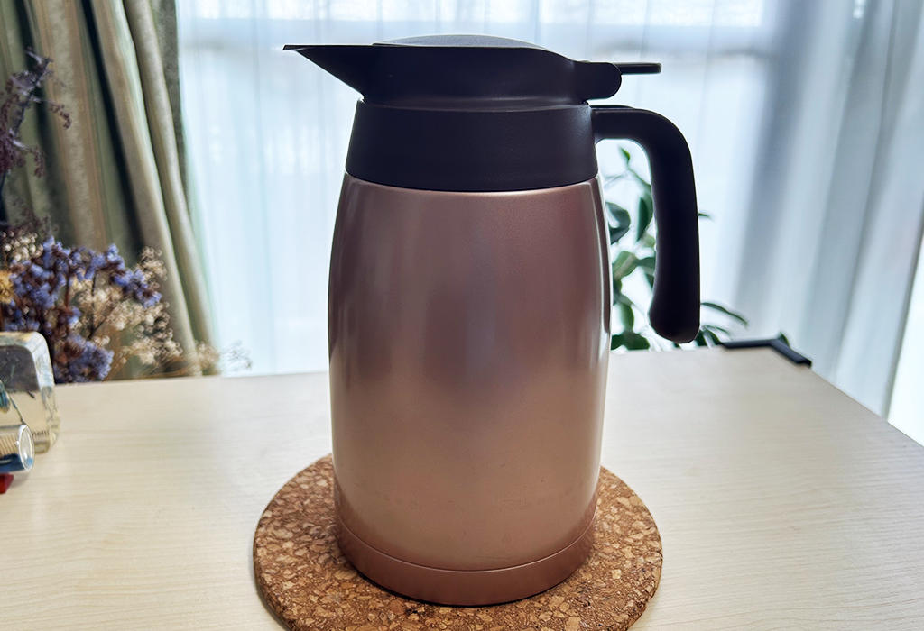 サーモス ステンレスポット 1.5Lレビュー｜静かで手軽な保温ポットで夜のお茶時間を快適に
